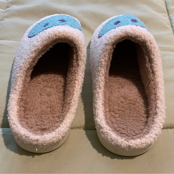 NWOT Happy Face Slippers - Picture 2 of 4